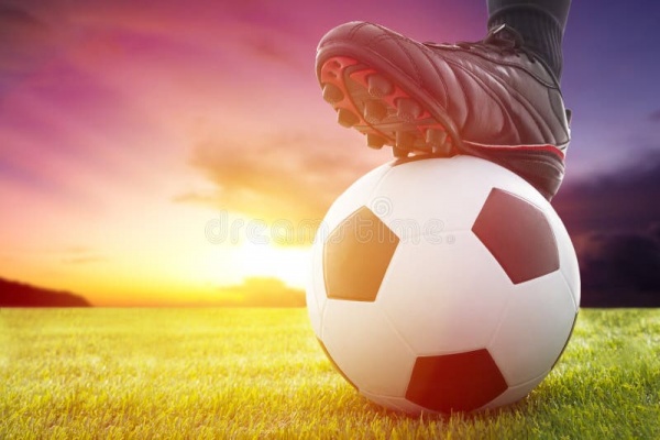voetbal-voetbalbal-bij-de-aftrap-van-een-spel-met-zonsondergang-38302251