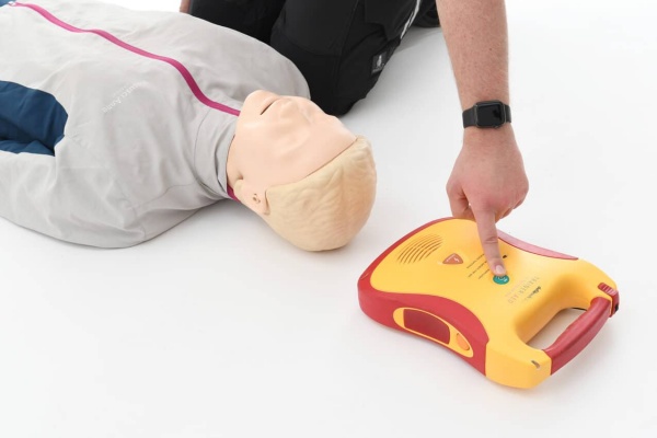 reanimatie-met-aed-1275x850